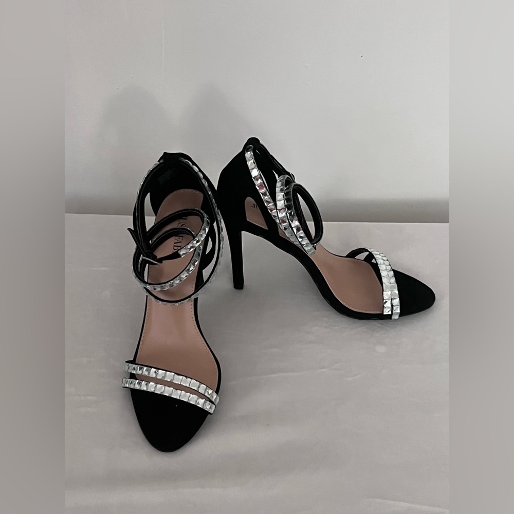 Evening sandal with gem embellishment